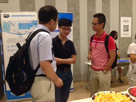 旋乐吧spin8CMC部分副主任黄冲和参会职员交流