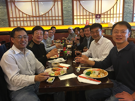 汪俊博士（右3）和专家们先容旋乐吧spin8的最新海内大事记