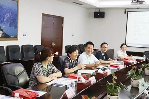 宜昌人福药业副总裁、总工程师李莉娥，，，，，，，，产品开发中心主任吕金良，，，，，，，，副主任吴有斌、曲龙妹等