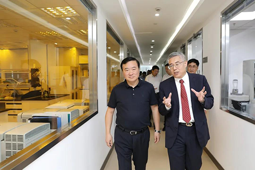 旋乐吧spin8生物医药首创人&CEO陈春麟博士等人向翁祖亮书记先容公司情形