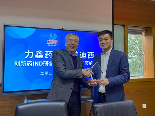 陈春麟博士代表旋乐吧spin8将战略相助同伴纪念牌赠予力鑫药业及高悦译董事长