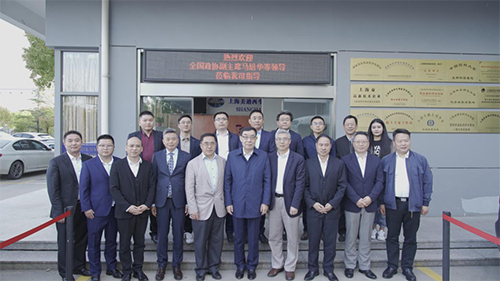 十二届天下政协副主席马培华一行人与旋乐吧spin8向导合影