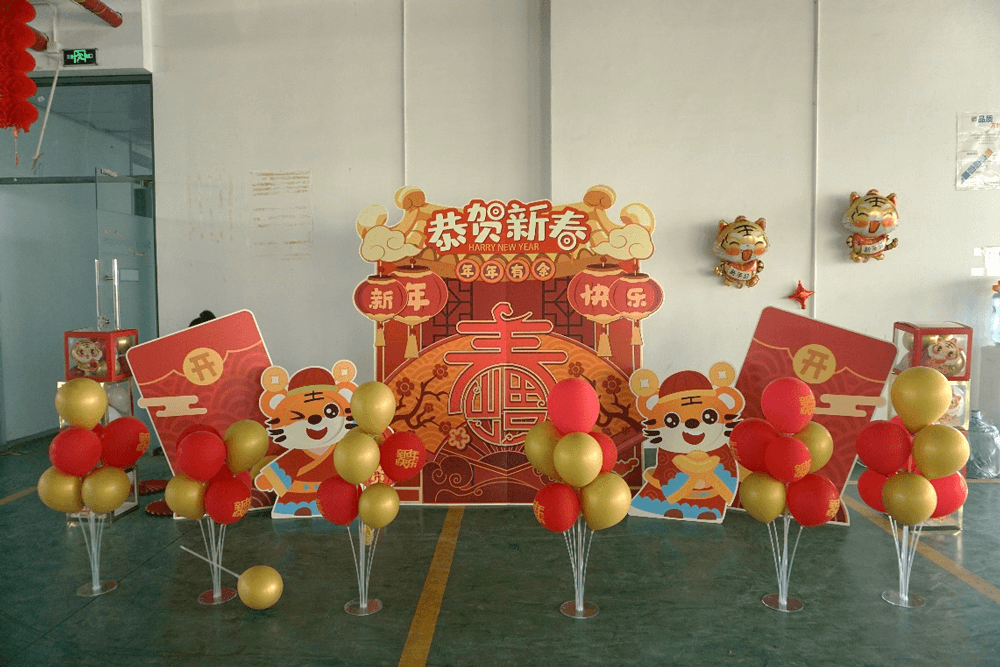 整个活动会场张灯结彩，，，，，，，，窗花、春联、福字，，，，，，，，安排得喜气洋洋。。。。。。。。